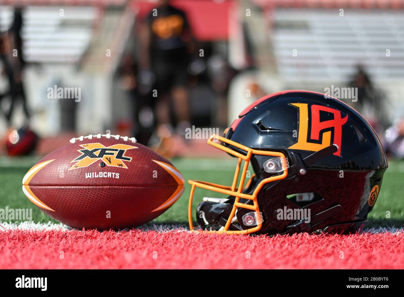 Vista detallada del casco LA Wildcats y un balón oficial XFL durante la práctica, miércoles 19 de febrero de 2020, en Long Beach, California (Foto de IOS/Espa-Images) Foto de stock
