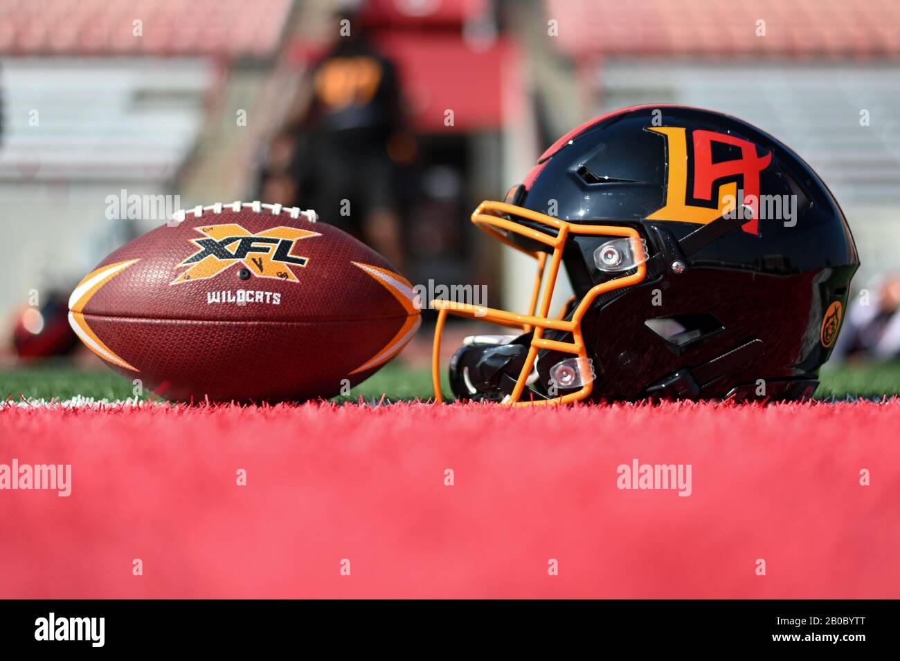 Vista detallada del casco LA Wildcats y un balón oficial XFL durante la práctica, miércoles 19 de febrero de 2020, en Long Beach, California (Foto de IOS/Espa-Images) Foto de stock