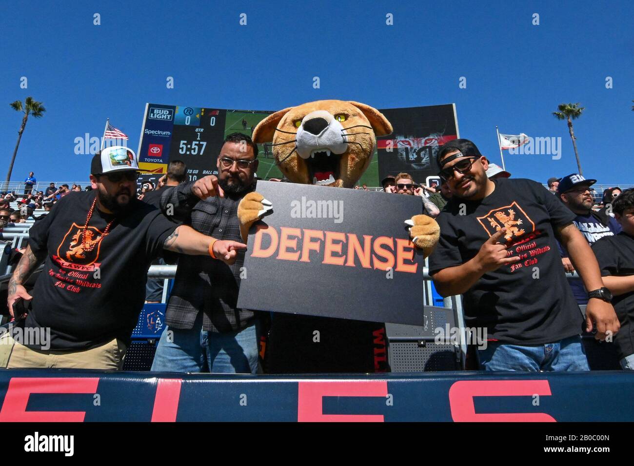 Los miembros del Club de fans oficiales de los Angeles Wildcats posan con un cartel durante un partido de fútbol XFL, el domingo 16 de febrero de 2020, en Carson, California. Los Renegades derrotaron a los Wildcats 25-18 (Foto de IOS/Espa-Images) Foto de stock