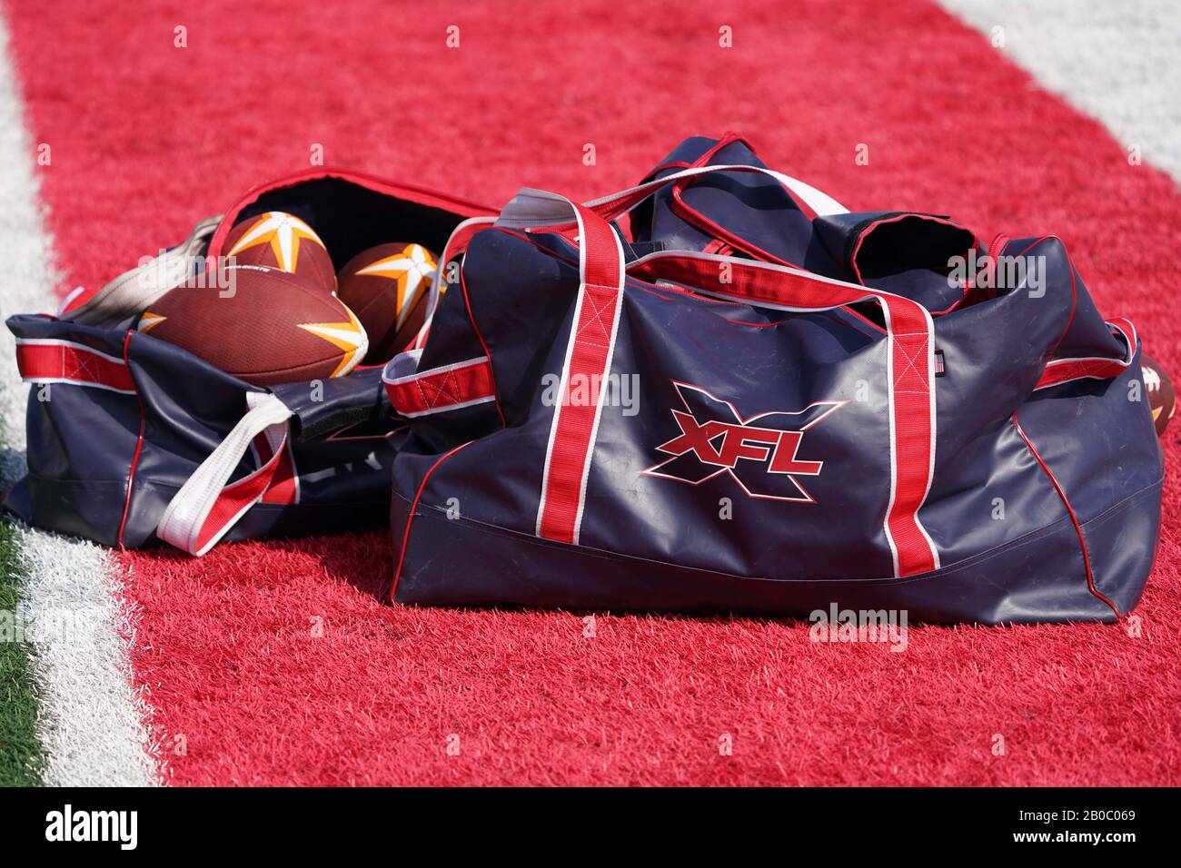Vista detallada del balón de fútbol LA Wildcats y bolsa con el logotipo XFL durante la práctica, miércoles, 19 de febrero de 2020, en Long Beach, California (Foto de IOS/Espa-Images) Foto de stock