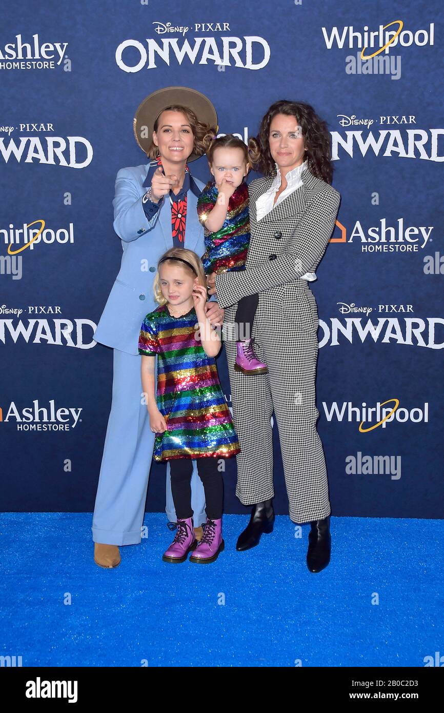 Los Angeles Ee Uu 18 De Febrero De Brandi Carlile Con Su Esposa Catherine Shepherd Y Sus Hijos En El Estreno Mundial De La Pelicula Onward No Half Things En El Teatro