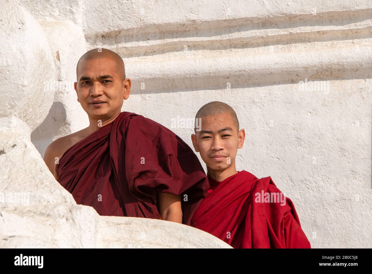 Mingun, Myanmar - Enero 2020: Un monje budista y un novato en la Pagoda de Hsinbyume. Foto de stock