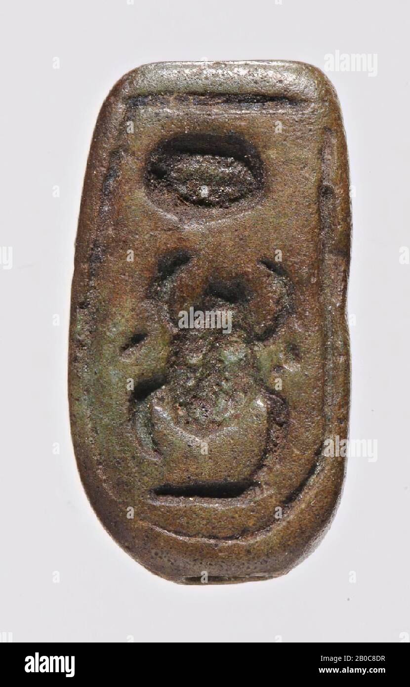 Sello de botón, león, mentira, Mencheperre, el sello de botón marrón con huellas de una capa verde de esmalte tiene la forma de un león acostado con un espacio entre la base y el vientre del animal. El león es un símbolo para el rey. En el plano de sellado se colocan tres jeroglíficos en bajo relieve dentro de una ranura de enmarcado, que juntos posiblemente forman el nombre de Thutmosis III (Men-Cheper-RE) aunque el signo se coloca en la parte inferior y consiste en no más de una línea. Sin embargo, el lugar de desviación de este signo es más común (véase Jaeger (1982): Scarabées Menkhéperrê, pág. 29 no 5). Foto de stock