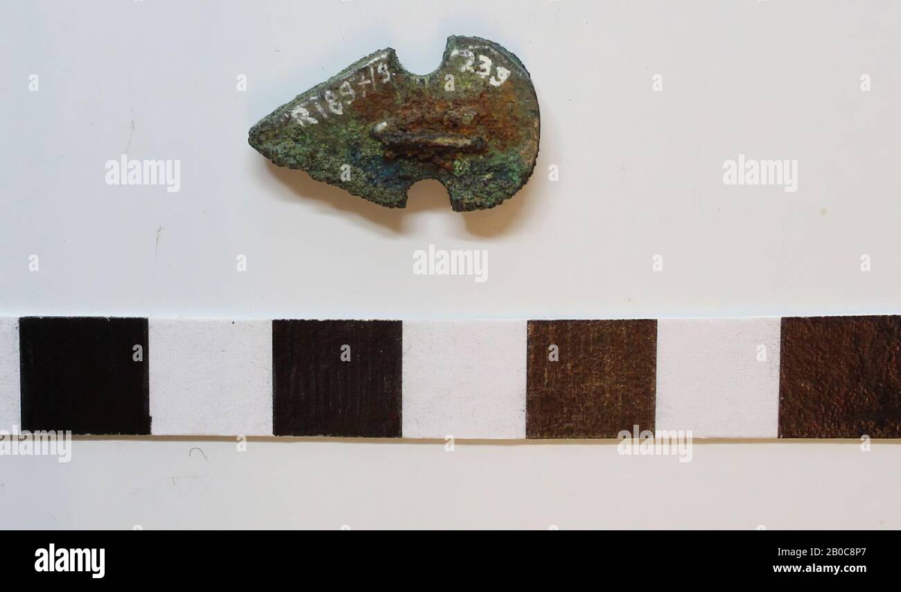Botón de cinturón con forma de flecha, botón de cinturón, metal, bronce, 2,0 x 1,3 x 0,5 cm, Francia, desconocido, Amiens Foto de stock