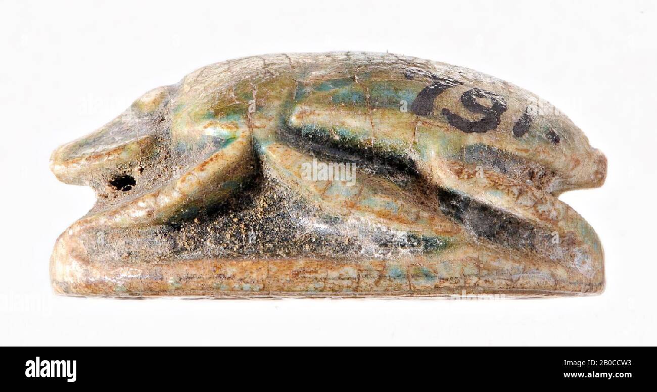Scarab, Amonre, el sello tiene la forma de un escarabajo natural. El clípeo, la cabeza, el pronotum y el elitra están separados por líneas con muescas. En la cabeza y el elytron izquierdo todavía son huellas del verde Foto de stock