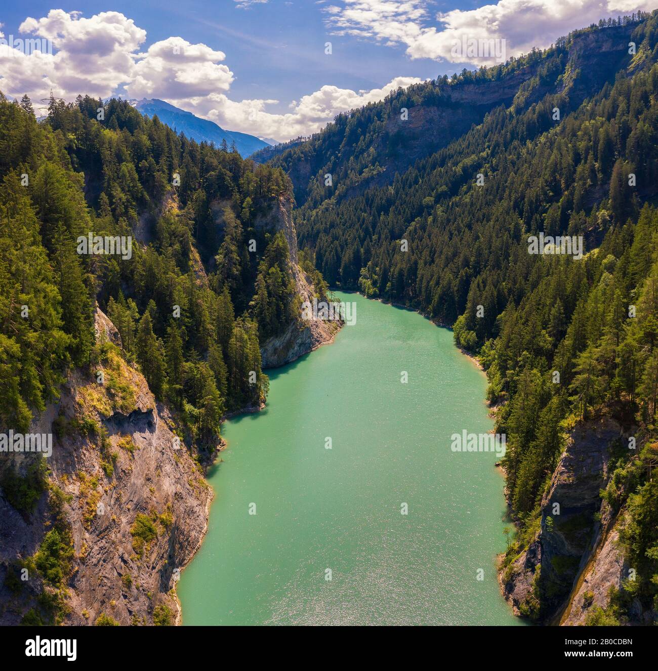Vista aérea del río Hinterrhein en los Alpes suizos, Suiza Foto de stock