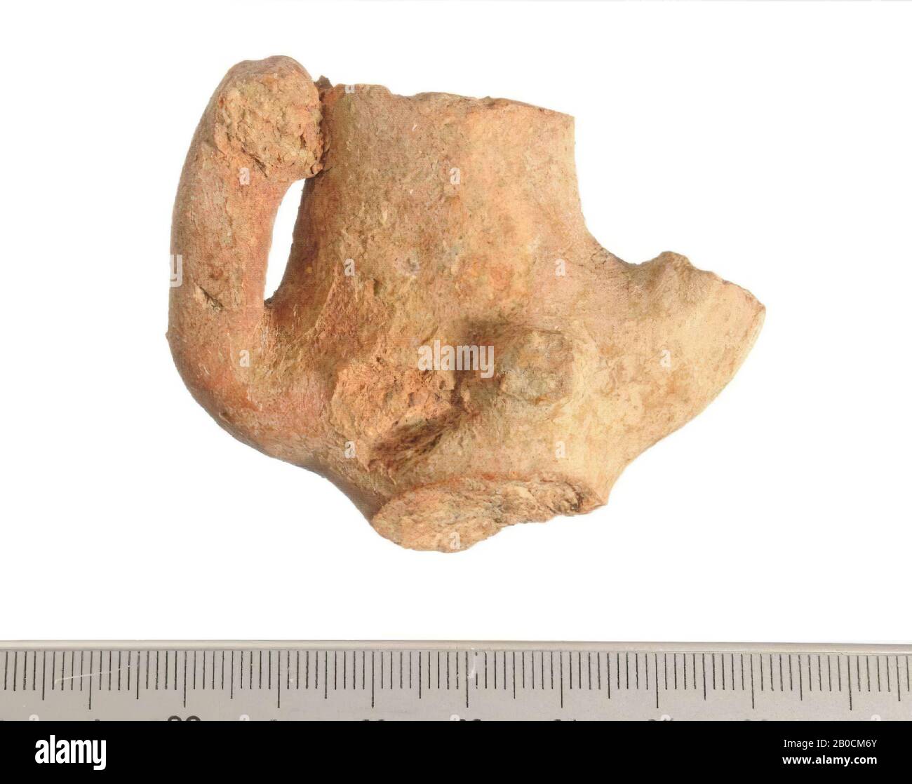 Fragmento de una figurilla humana, sección media con brazo y pecho, figurilla, alfarería, L 6.4 cm, W 2.7 cm, H 4.9 cm, Edad de hierro 1150-539 AC, Jordania Foto de stock