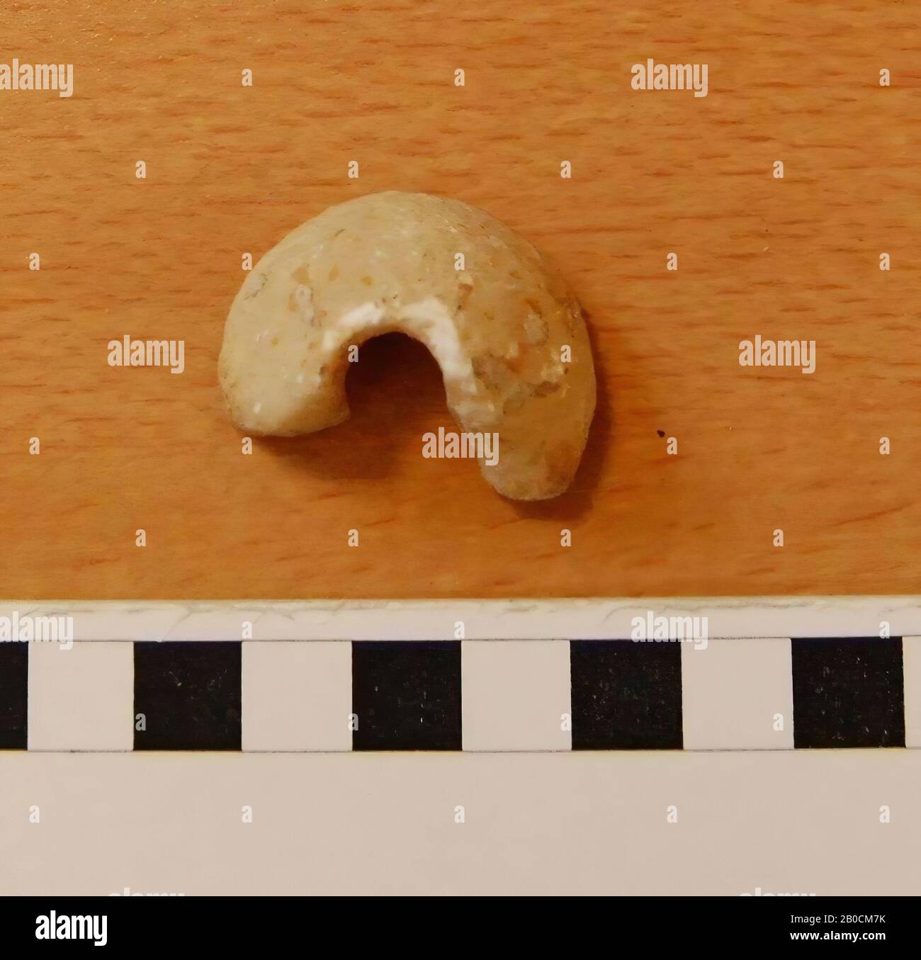 Fragmento de un huso de alabastro, herramientas, piedra, alabastro, D 3.4 cm, H 1.8 cm, Edad de Hierro 1150-539 AC, Jordania Foto de stock