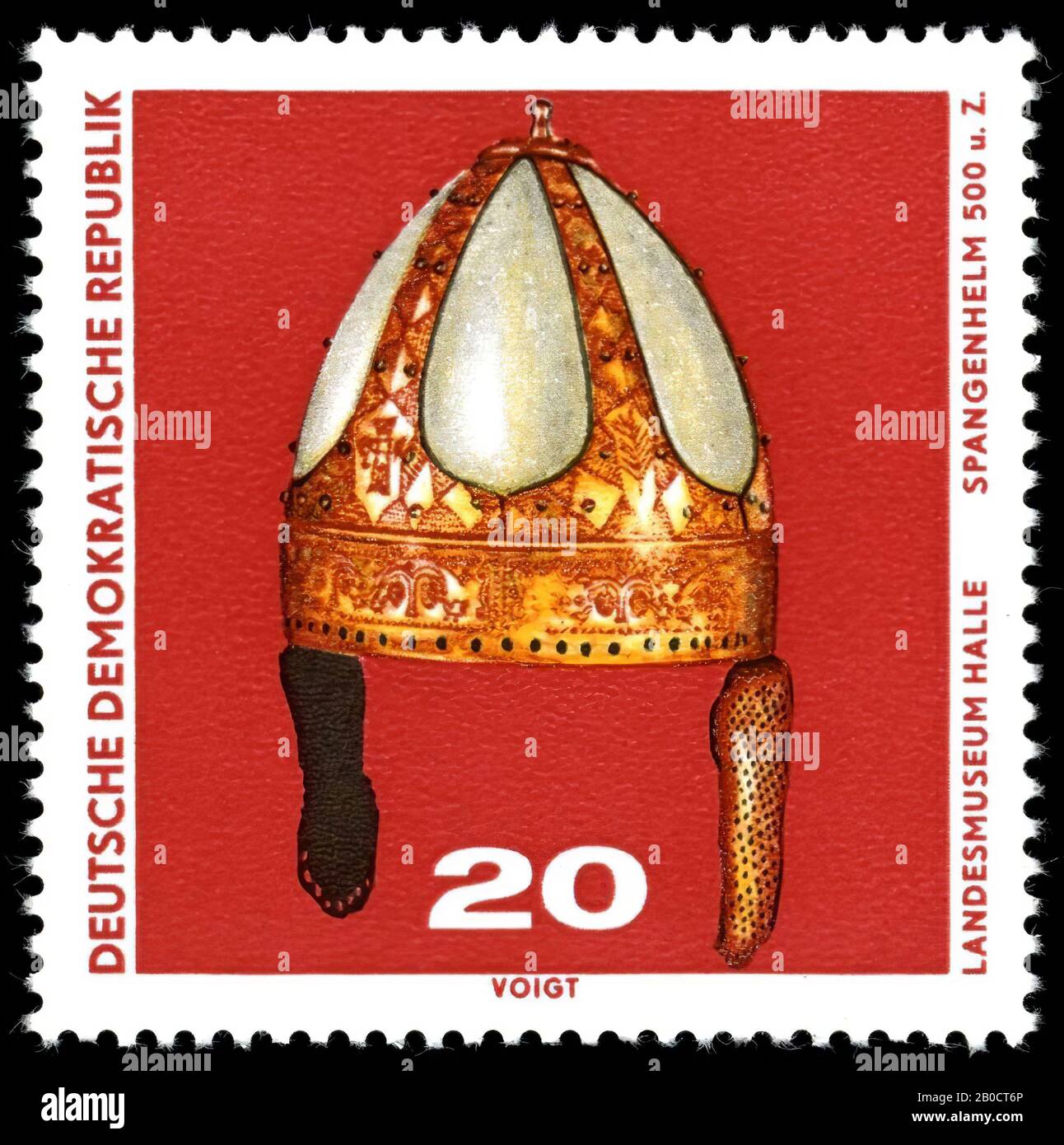 Sello con borde dentado, sobre fondo rojo la imagen del llamado Spangenhelm de Stößen, de las colecciones del Landesmuseum Halle (Deutsche Demokratische Republik), sello, papel, 4 x 4 cm, edición 12,000 .000, moderno 10 de marzo de 1970 Foto de stock