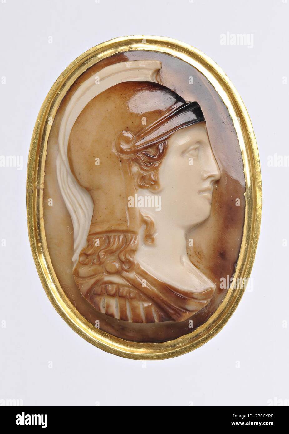 VZ: Busto de Minerva y perfil a la derecha, casco sin adornar con solapa y casco, cameo, sardonyx, 3 capas, Color: Marrón Foto de stock
