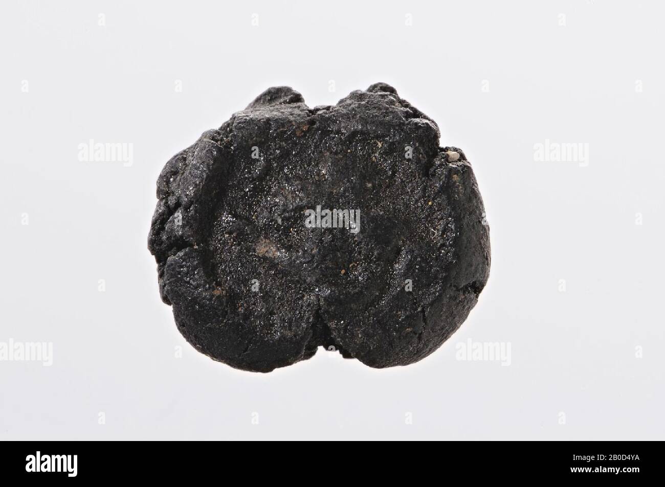 Figura sin patas (?), Sello de arcilla, arcilla seca, Color: Negro, forma: Casi redonda (sello), procesamiento :, estilo :, 13 x 11 mm Foto de stock