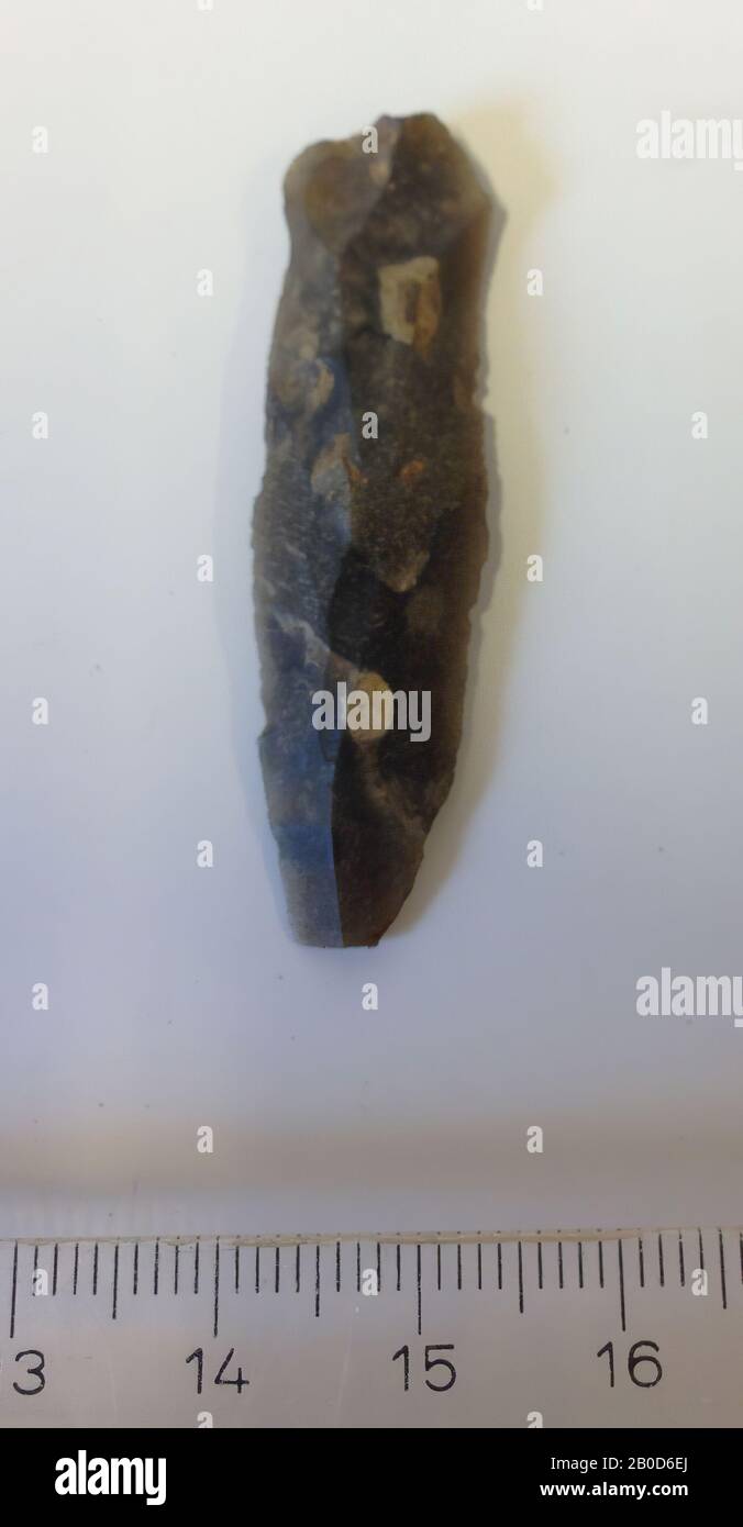 Kling, formato mediolítico, piedra de Lanaye (Banholt), en el lado ventral es Banholt 1969., hoja, piedra, piedra de Lanaye, 4.9 x 1.3 x 0.4 cm, 2g, neolítico temprano c. 5300-4300 AC. 5300-4300 AC, países Bajos, Limburgo, Eijsden-Margraten, Banholt Foto de stock
