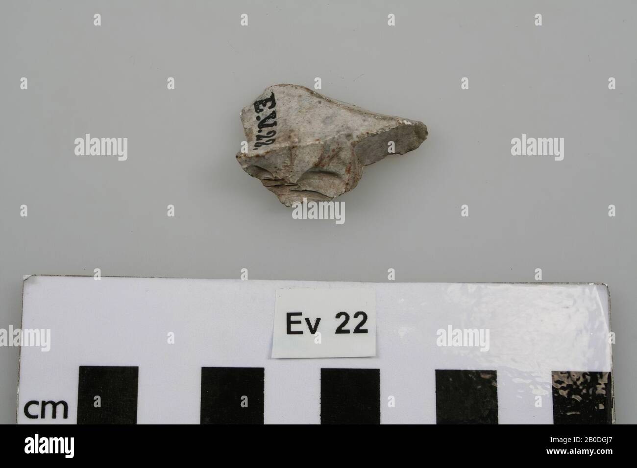 Punta de flecha de Flint, calcinada blanca., Arrowhead, piedra, Flint, 1,2 x 2,5 x 3,5 cm, prehistoria, Bélgica, desconocido, desconocido, Spiennes Foto de stock