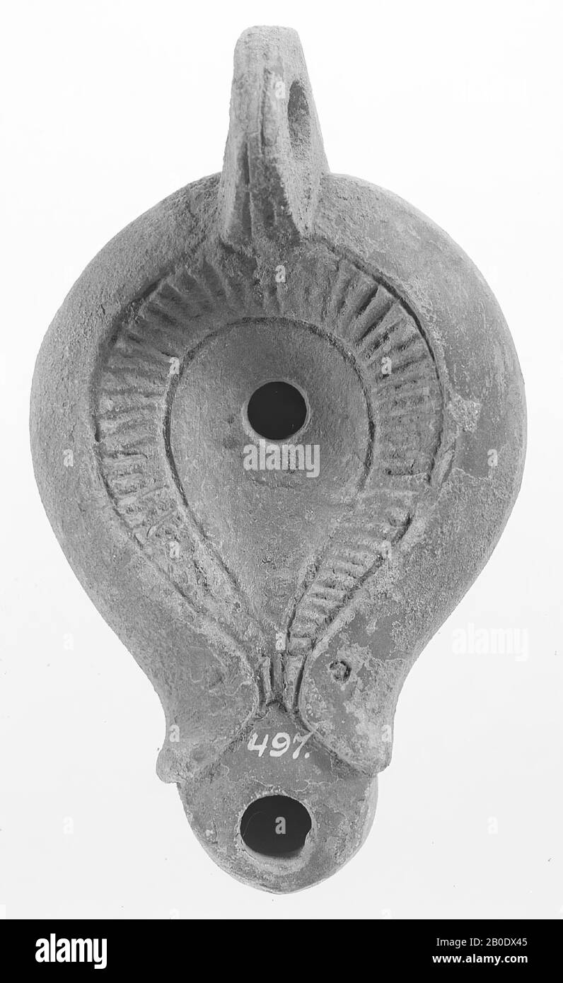 Antigüedad clásica, lámpara de aceite, loza, terracota, 5.4 x 11.9 x 7 cm, siglo I d.c., 1-100 d.c., Túnez Foto de stock