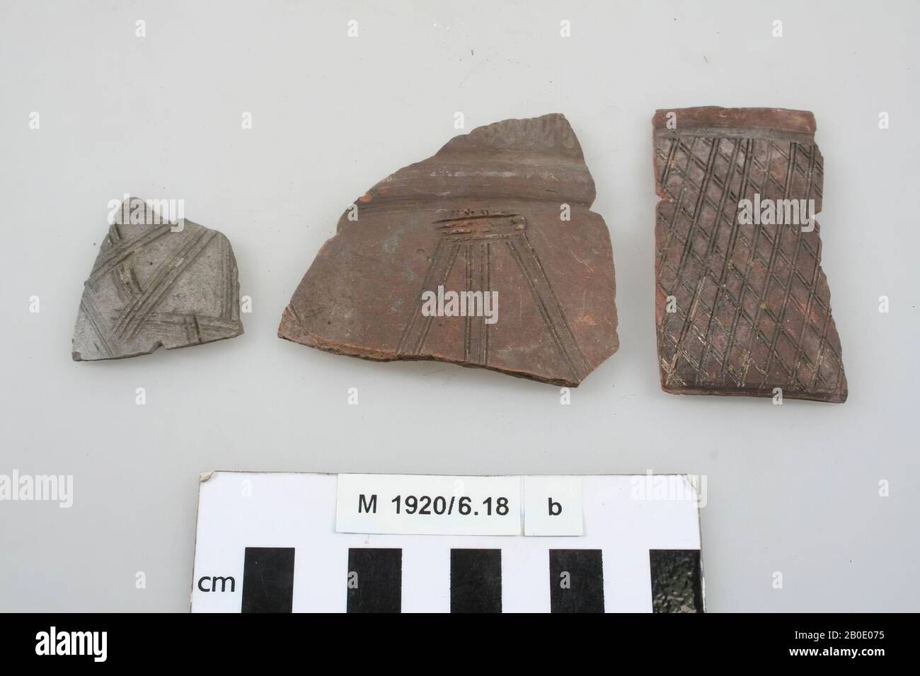 La vieja Europa, fragmentos, loza, 1 x 6.4 x 7.1 cm, la barda más grande, romana, Alemania, turm Andernach Foto de stock
