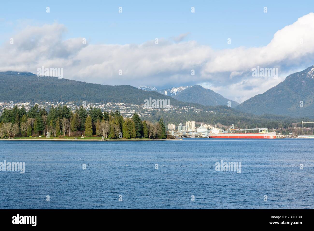 Vancouver, British Columbia, Canadá - Diciembre de 2019 - Vista a la montaña con nubes en un hermoso día de cielo azul en el puerto de la costa oeste. Foto de stock
