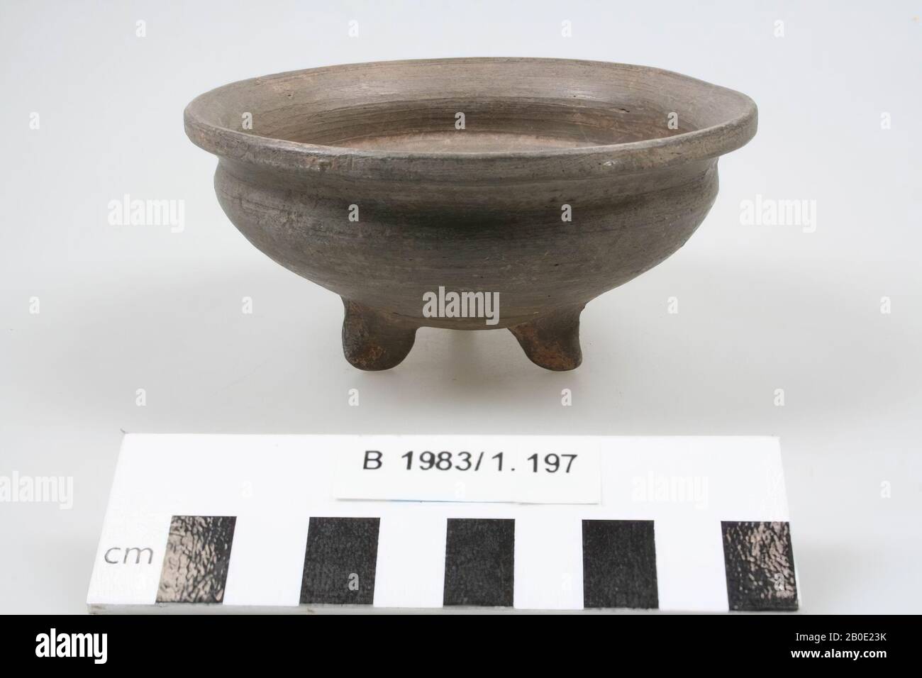 Un cuenco con borde exterior y tres patas cortas., Vajilla, alfarería, H 5 cm, D 11.6 cm, Edad de Hierro I 1200-1000 BC, Irán Foto de stock