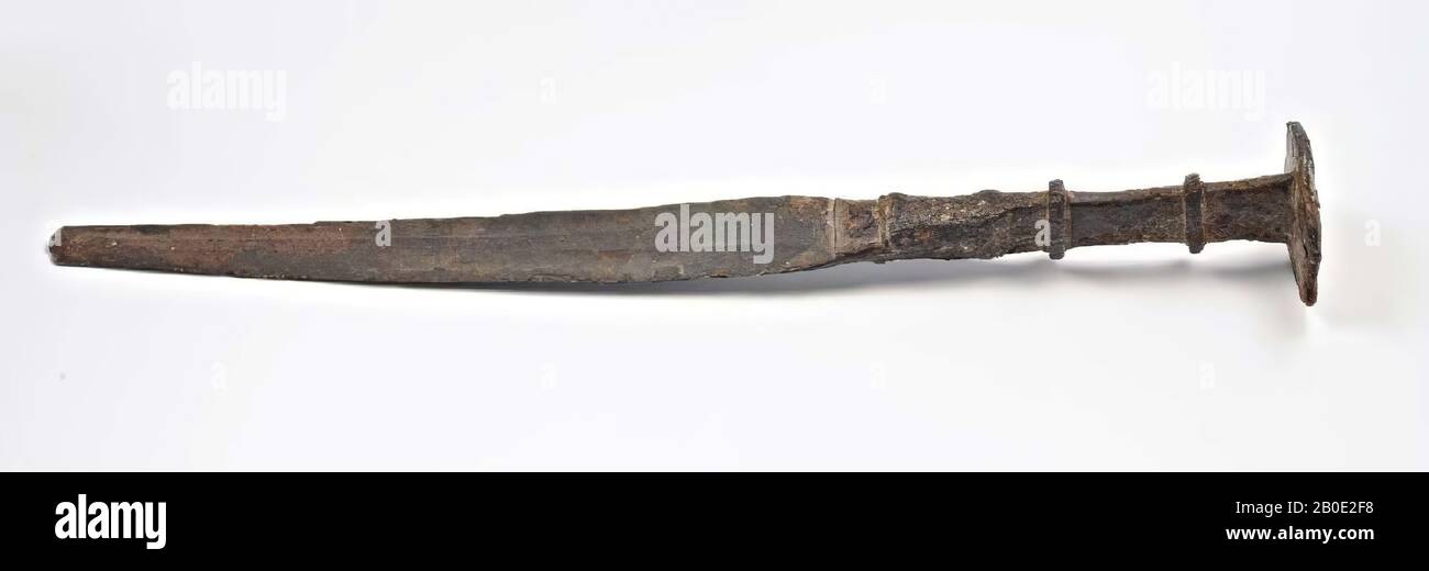 Una daga de hierro o espada corta, arma, metal, bronce o hierro (?), L 34.6 cm, B 4.9 cm, Edad de Hierro 800-700 AC, Irán Foto de stock