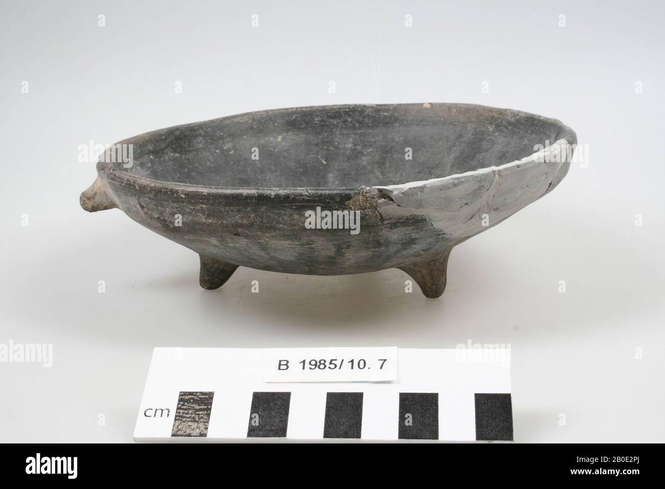 Un plato pequeño y poco profundo en tres patas cortas con una oreja perforada, vajilla, loza, H 6 cm, D 18.5 cm, B con oreja 19.5 cm, Edad de Hierro, Irán Foto de stock