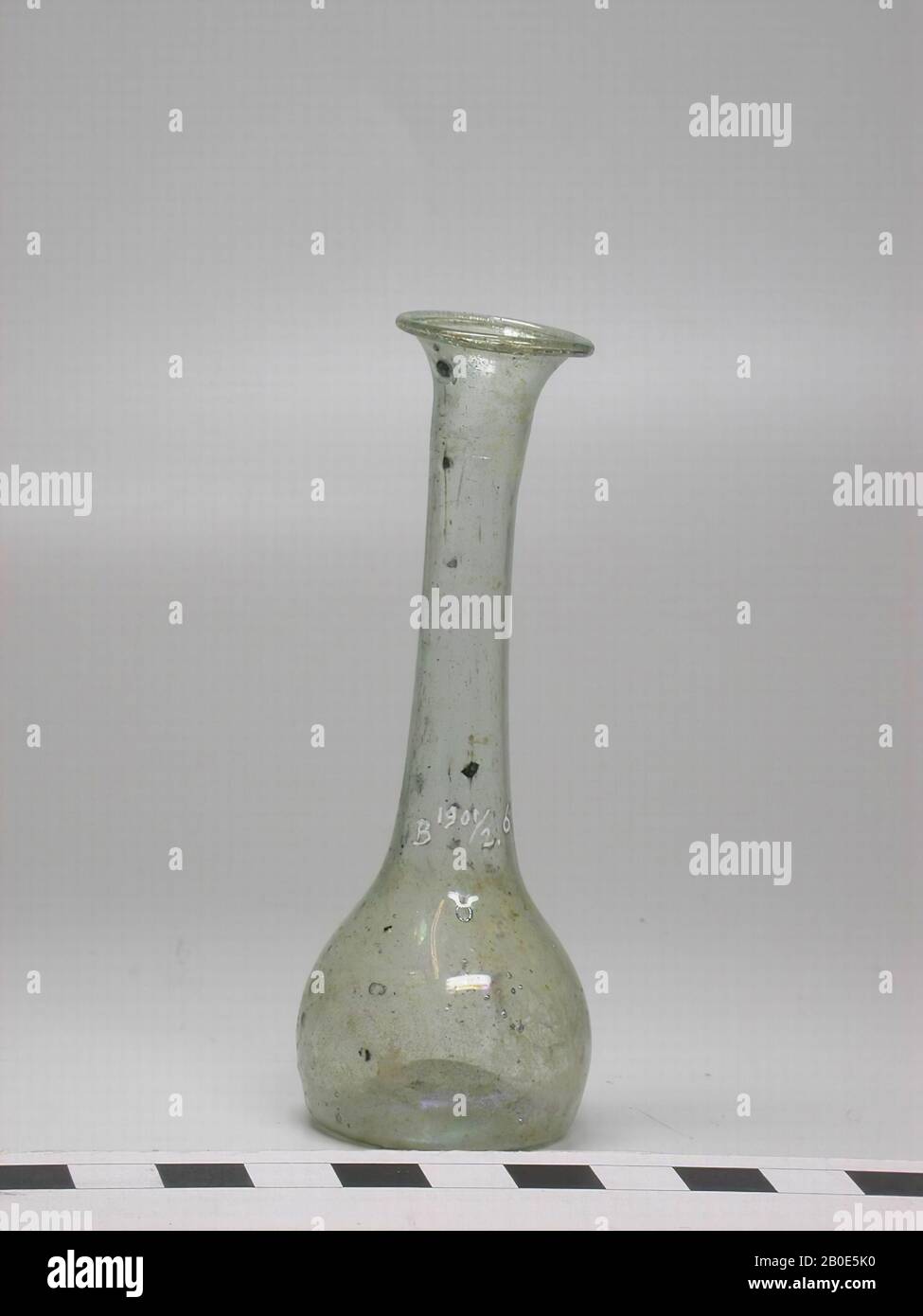 Botella esférica de vidrio azul-verde con cuello largo, que termina en forma de embudo, vajilla, cristal, H 9.5 cm, Líbano Foto de stock