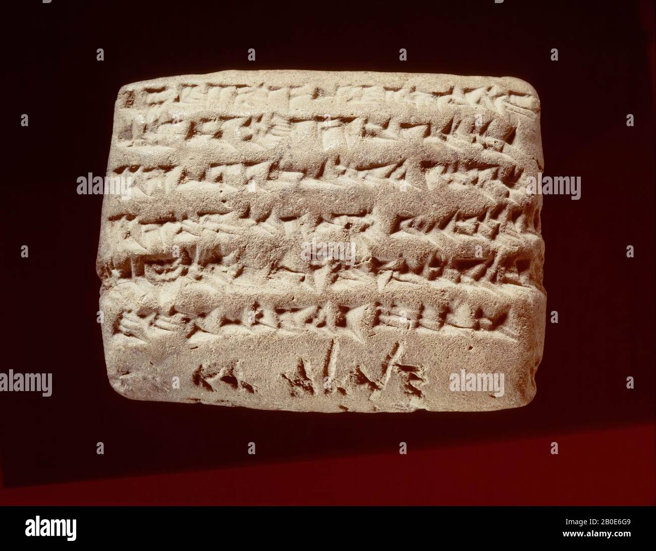 Una tablilla de arcilla con una inscripción cuneiforme y una leyenda aramea. El texto es una carta de Sippar con una reclamación de 15 shekels de plata, acusado a un cierto Bel-iddina hijo de Nabu-etir-napsjati, desde el año 29 del rey Darío rey de Babilonia y rey de los países (492 AC .). En el borde inferior de la tablilla hay un título, en letra aramea cursiva grabada en la arcilla, con las palabras Van bel-iddina hijo de Napahai, es decir, el nombre del deudor. La introducción gradual del arameo como lenguaje de habla y escritura en Mesopotamia, desde el siglo IX antes de Cristo, condujo, especialmente en persa Foto de stock