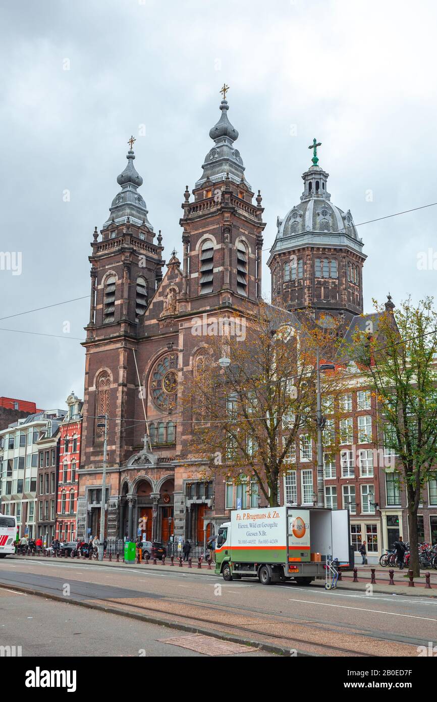 Amsterdam, Países Bajos - 15 De Octubre De 2019: La Basílica De San Nicolás Foto de stock