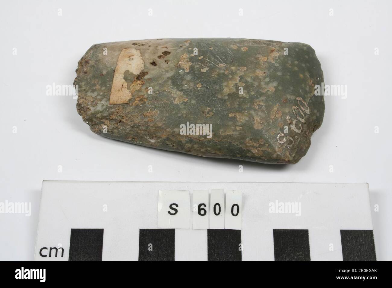 Un hacha de piedra oblongo, abierto al corte., Herramientas, arma, piedra, L 8.6 cm, pavo Foto de stock