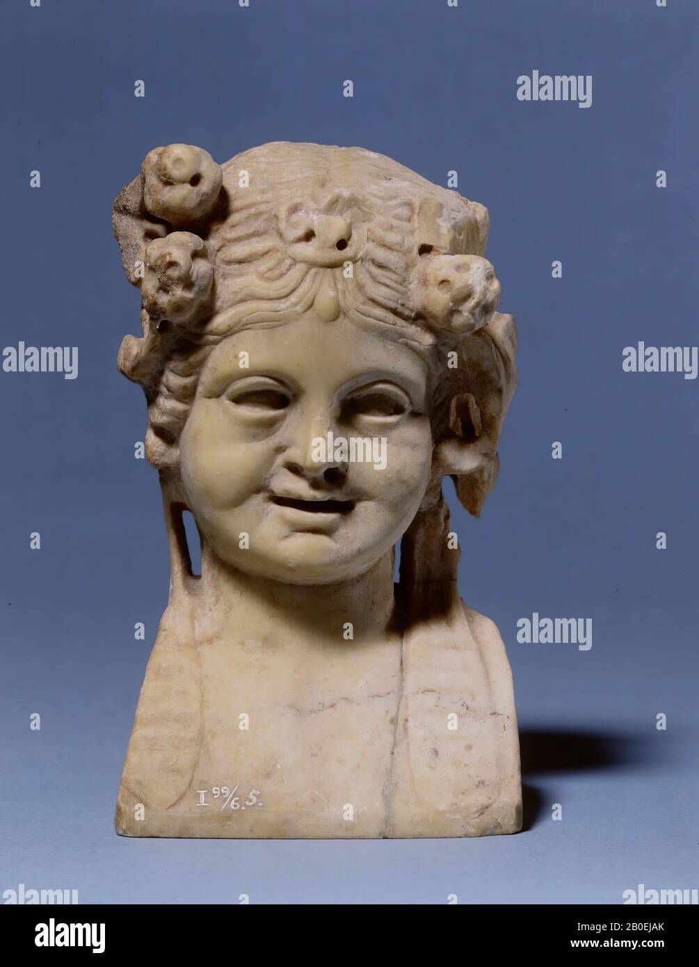 Copa de un niño como un pequeño herm. La estatua representa probablemente un pequeño satyr, o posiblemente Dionysos mismo como niño., cabeza de Niño, mármol, 16.2 cm, edad imperial 0-200 AD, Turquía Foto de stock