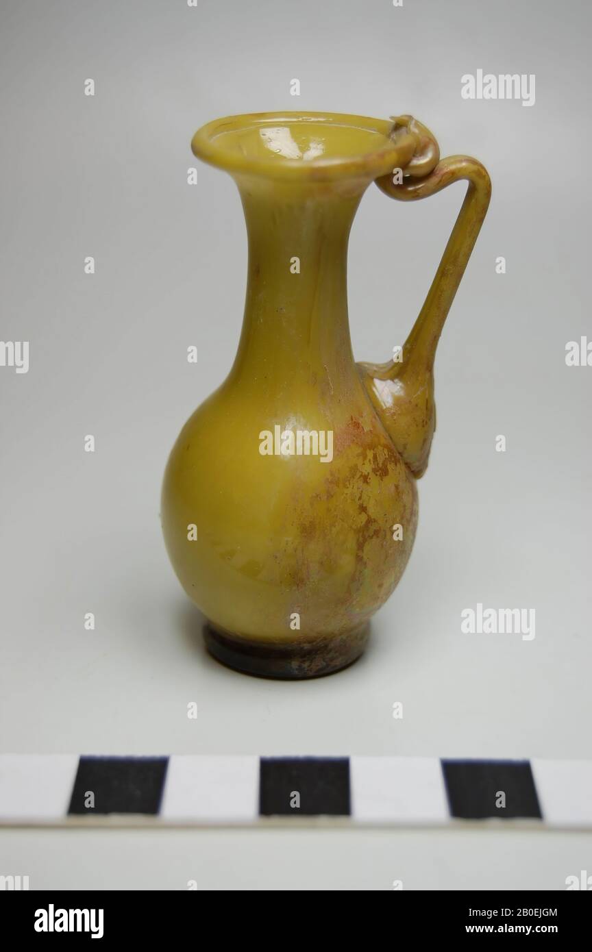 Probable que salga de Roman., jarra, jarra miniatura, cristal, 6.5 cm, III-IV Foto de stock
