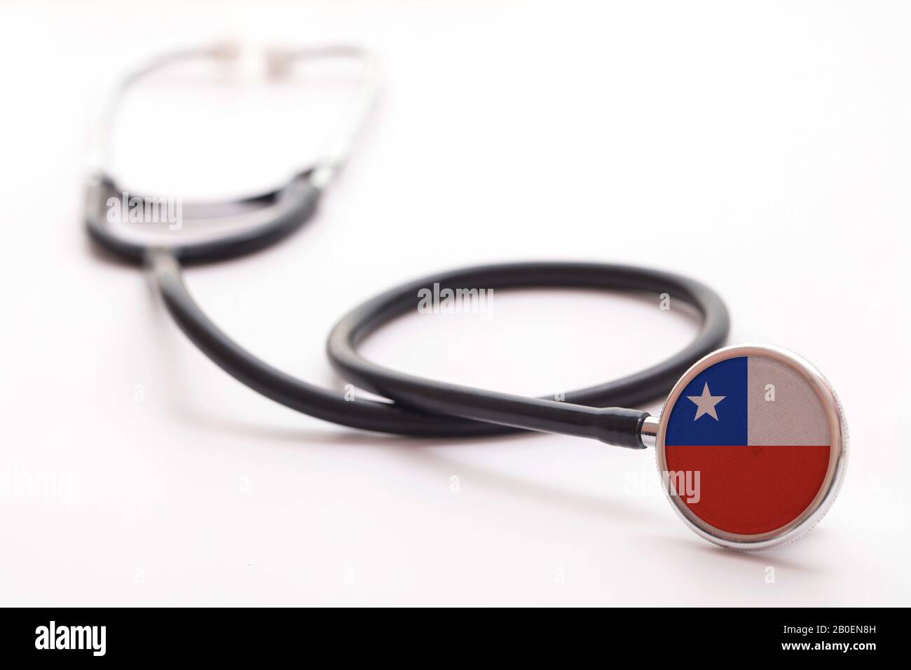 Chile concepto de salud. Estetoscopio médico con bandera de país Fotografía  de stock - Alamy