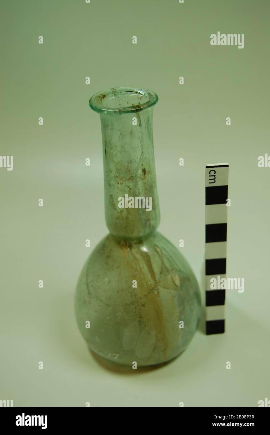 Botella de olor de vidrio verde pálido con cuello estrecho y vientre ancho., botella, botella olfativa, vidrio, 13.4 cm Foto de stock