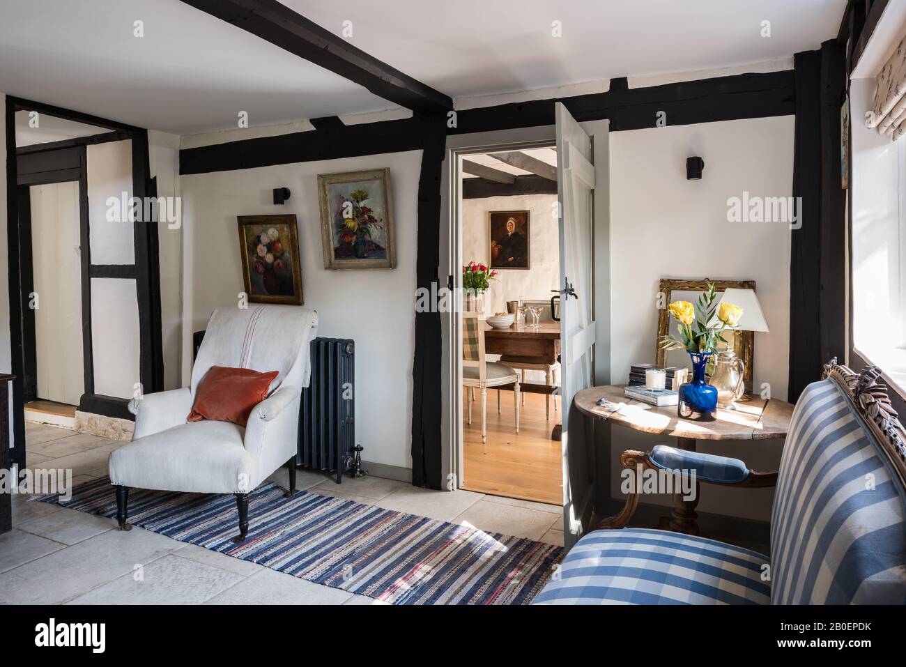 Sofá estilo Luis XVI tapizado en vichy con sillón francés Napoleón y