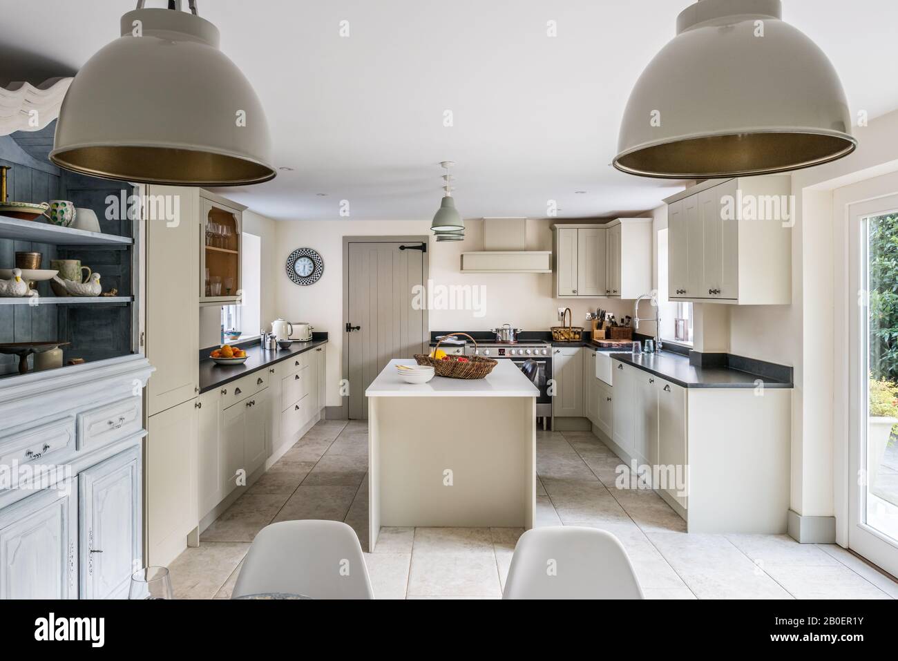 Armarios de roble belga de 1940 con lámparas de fábrica pintadas de Amiens en la cocina de estilo cuáquero con encimeras de granito. Foto de stock
