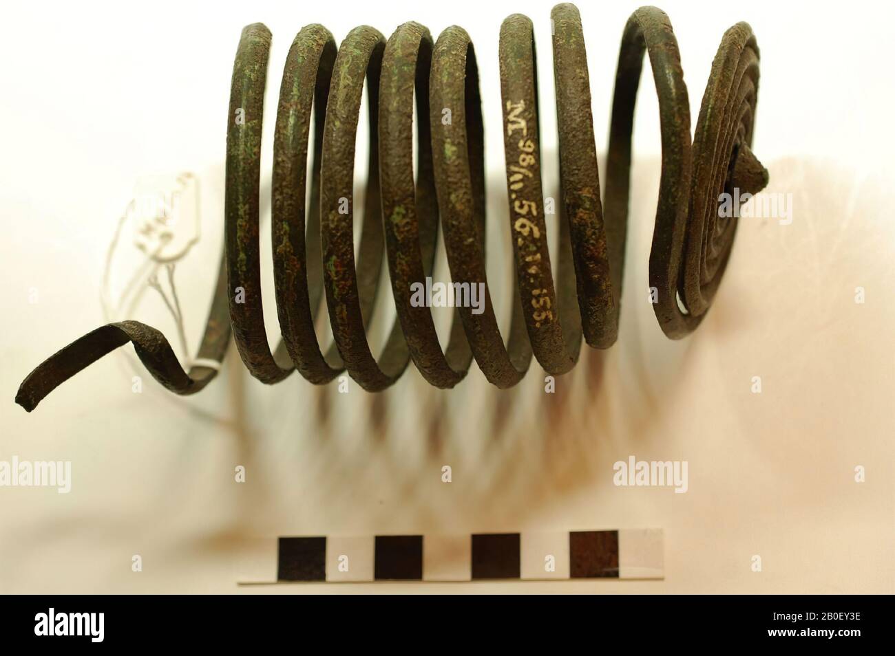Espiral, metal, bronce, 13,5 x 7,8 x 7,5 cm, prehistórico, Hungría, desconocido, Weissenburger Commitaat Foto de stock