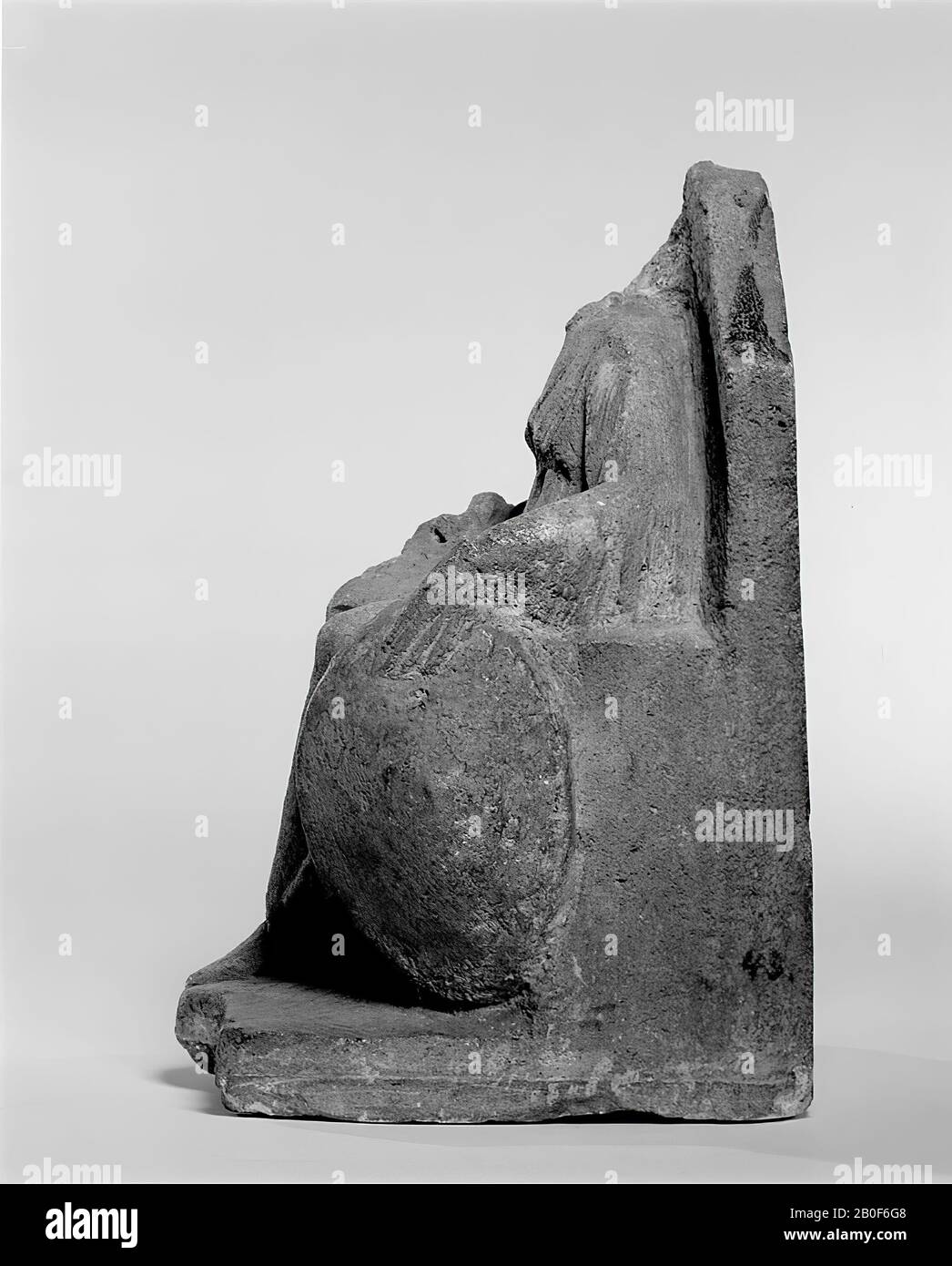Estatuilla sentada (piedra caliza), probablemente Minerva, la mano  izquierda descansando sobre un escudo, alrededor del brazo derecho, donde  falta la mano, una serpiente se chupa. Falta la cabeza de la estatua, la