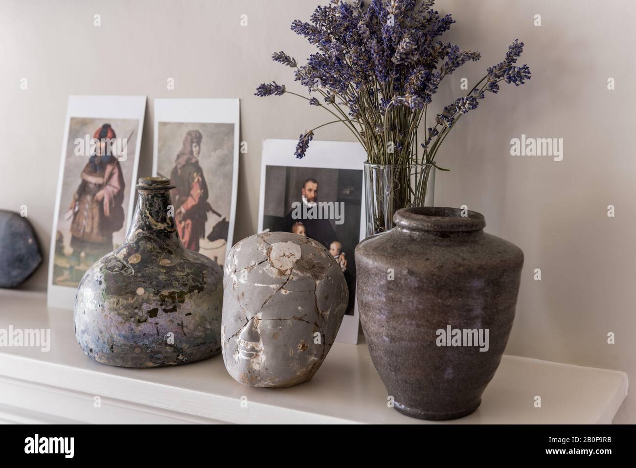Objetos agrupados por color y textura; botella de vino encontrada en el Támesis en la época de Shakespeare, cabeza cerámica China dañada y ur funerario de la dinastía Song Foto de stock