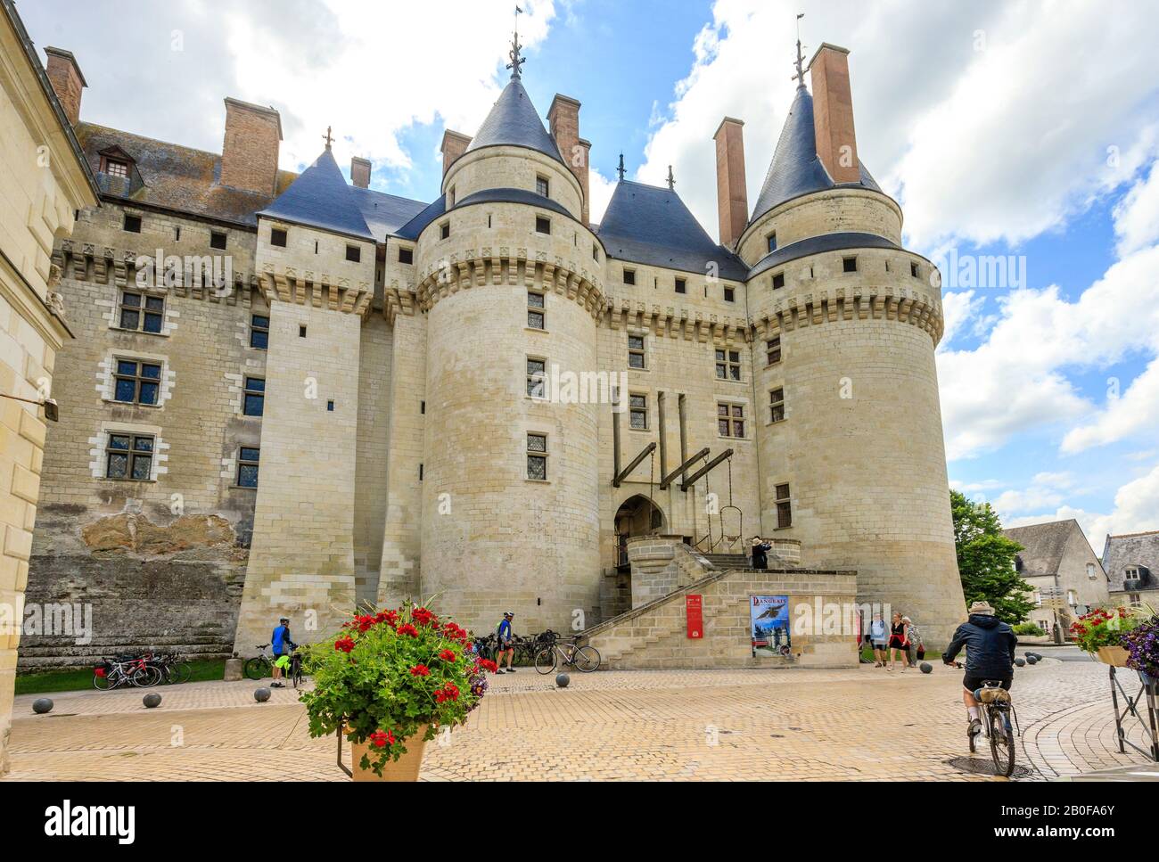 Francia, Indre y Loira, Loira Anjou Touraine Parque Natural Regional, Valle del Loira declarado Patrimonio de la Humanidad por la UNESCO, Langeais, la entrada del castillo Foto de stock