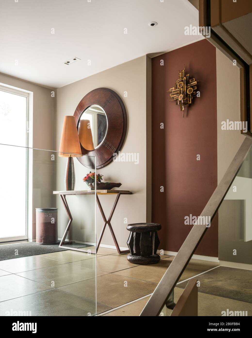 Gran espejo sobre la mesa en el pasillo del moderno apartamento Wset London. Foto de stock