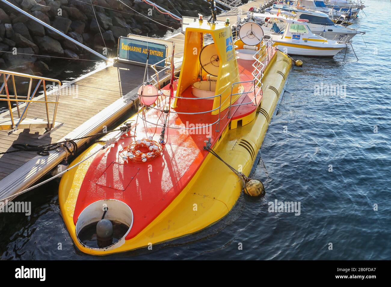 Submarino amarillo y barco en el puerto de Puerto Mogan, Gran Canaria,  España, Europa Fotografía de stock - Alamy