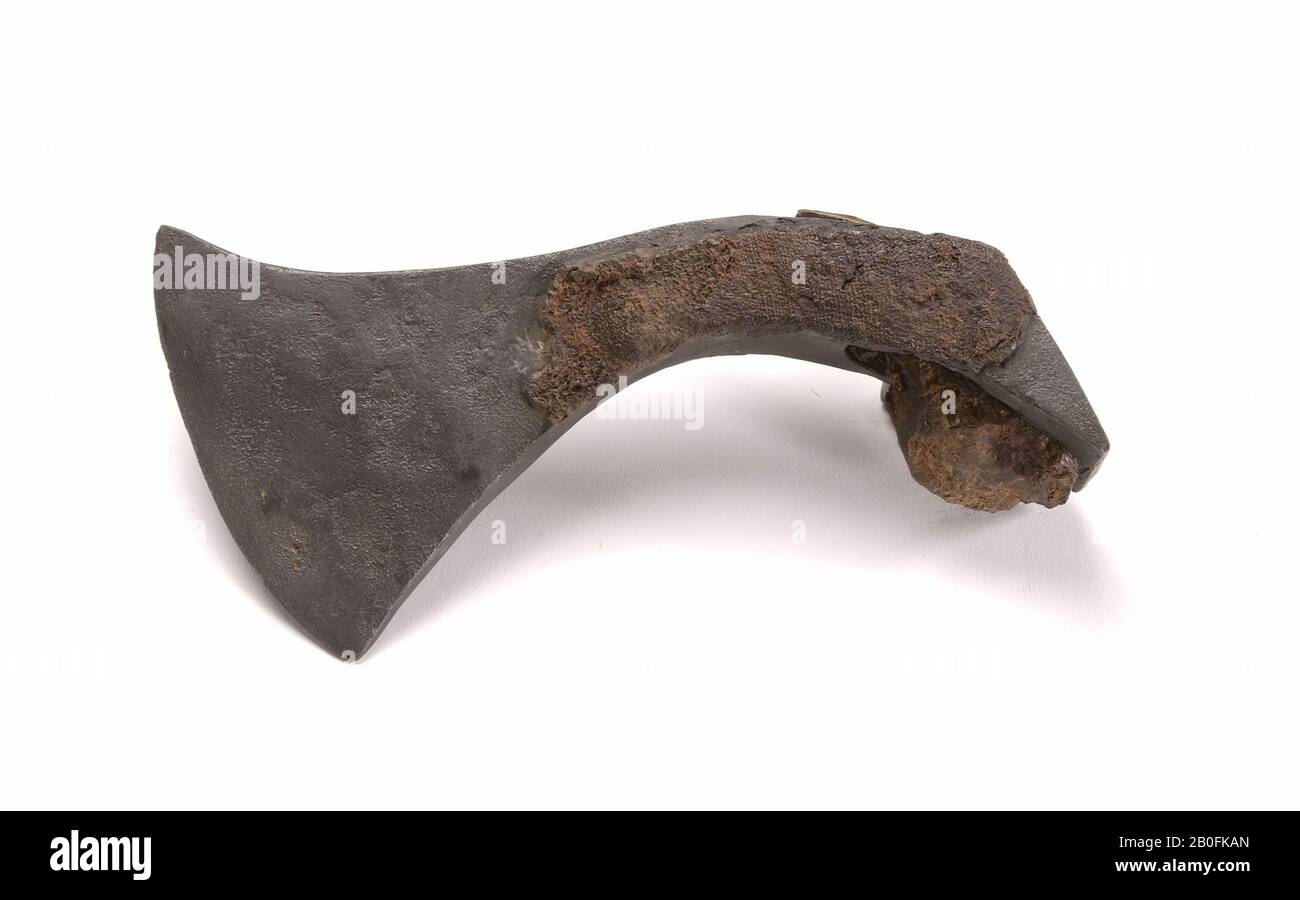 Hacha de hierro con restos de mango de madera. Datación: Siglo XVI, hacha, metal, hierro, orgánico, madera, 14 x 18 x 5.6 cm, lmeb Foto de stock