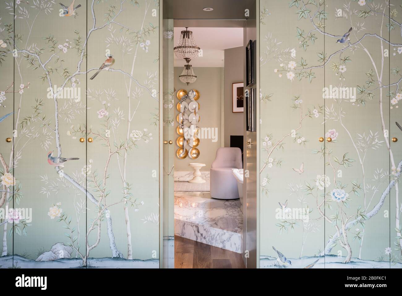 Papel de pared Chinoiserie que cubre las puertas del armario. Foto de stock