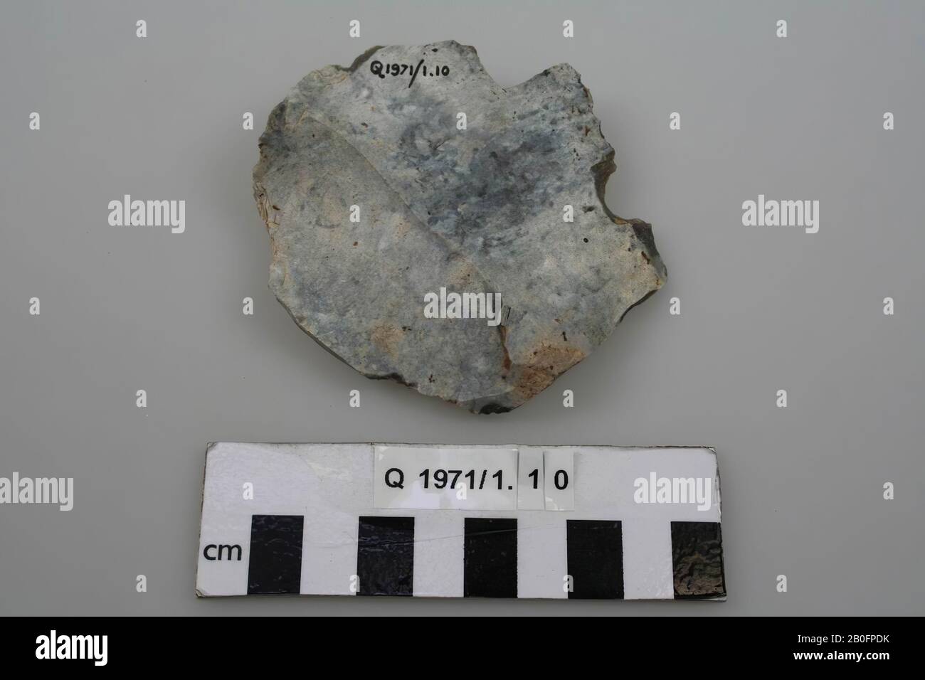 Vieja Europa, herramienta, piedra, piedra, piedra, 8 x 7.8 x 1.5 cm, prehistoria, Bélgica, Bois du gard Foto de stock