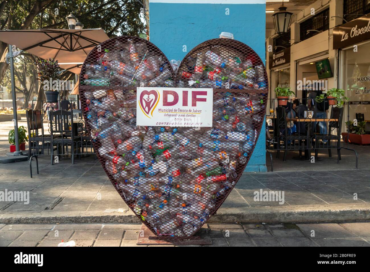 Oaxaca, México - botellas de plástico en un contenedor de reciclaje  Fotografía de stock - Alamy