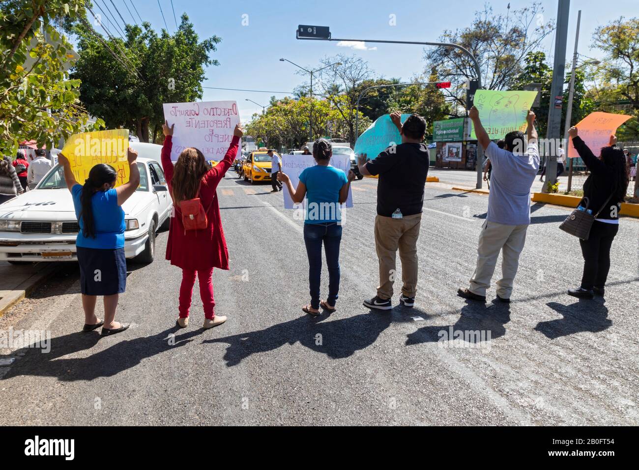 Oaxaca, México - el sindicato de trabajadores de la seguridad social inicia una protesta sosteniendo carteles en una calle importante fuera del Instituto Mexicano de la Secú Social Foto de stock