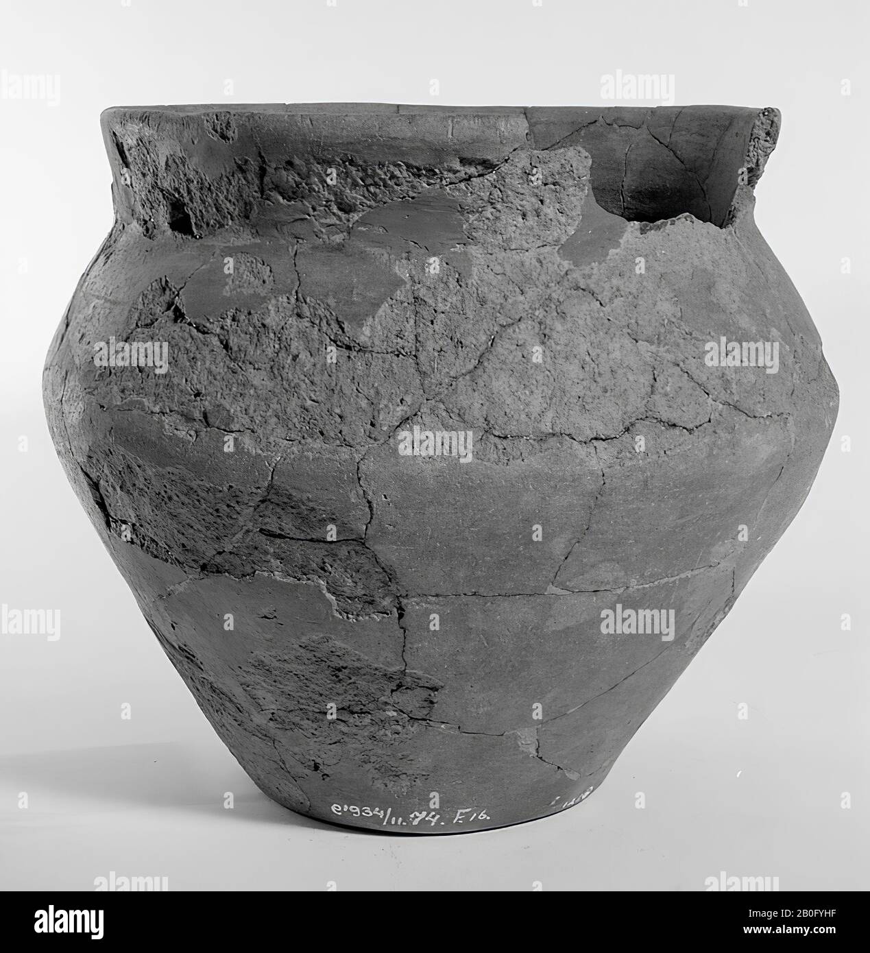 Hallstatt-urn de loza sin decoración. Parte del borde (1 Foto de stock