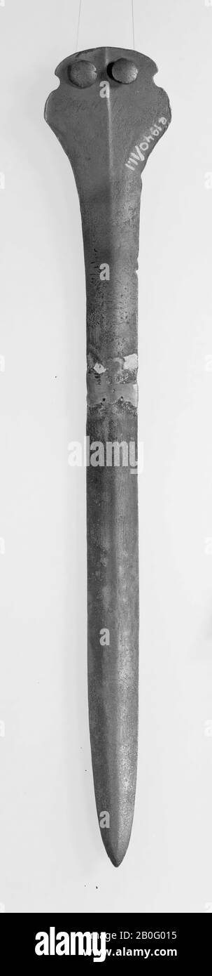 Daga de bronce de principios de la Edad de Bronce, a la que dos de los cuatro remaches, con los que se adjuntó el hilado, espada, metal, bronce, longitud: 33.6 cm, prehistoria -2100 Foto de stock
