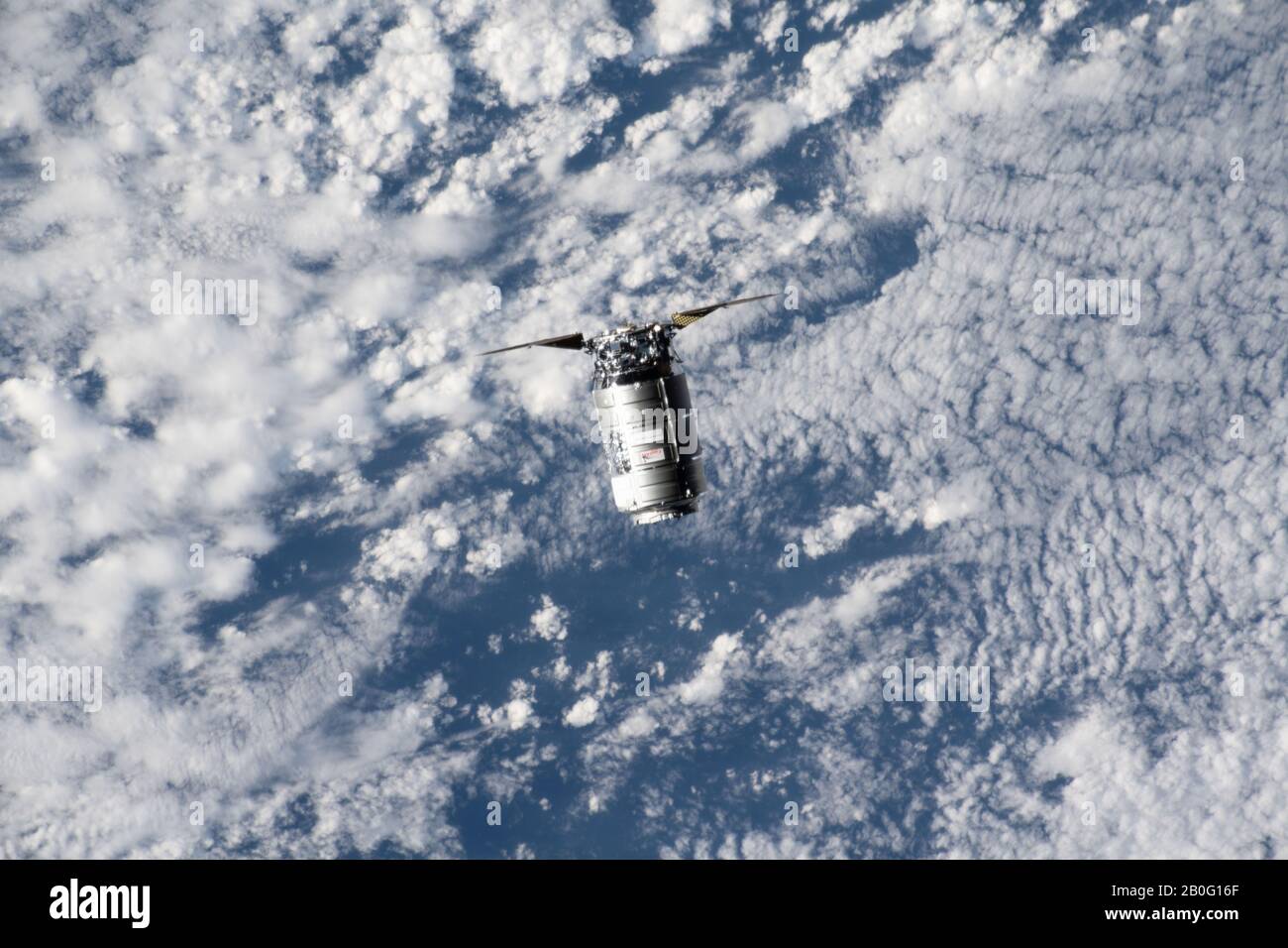 La nave espacial Northrop Grumman Cygnus con los distintos paneles solares en forma de cimbal se aproxima a la Estación Espacial Internacional para atracar el 18 de febrero de 2020 en Órbita terrestre. La nave de carga no tripulada está llevando más de 7,500 libras de suministros para la tripulación del laboratorio de orbitación. Foto de stock