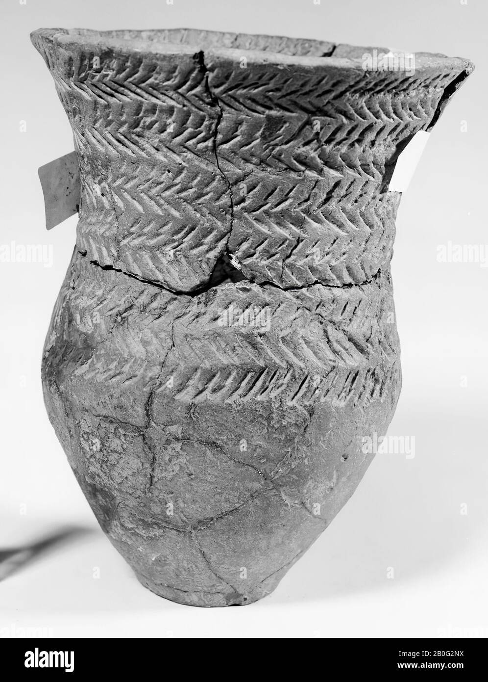 Vaso delgado en forma de S con decoración en forma de espiga, taza, loza, altura: 16.2 cm, prehistoria -2700 Foto de stock
