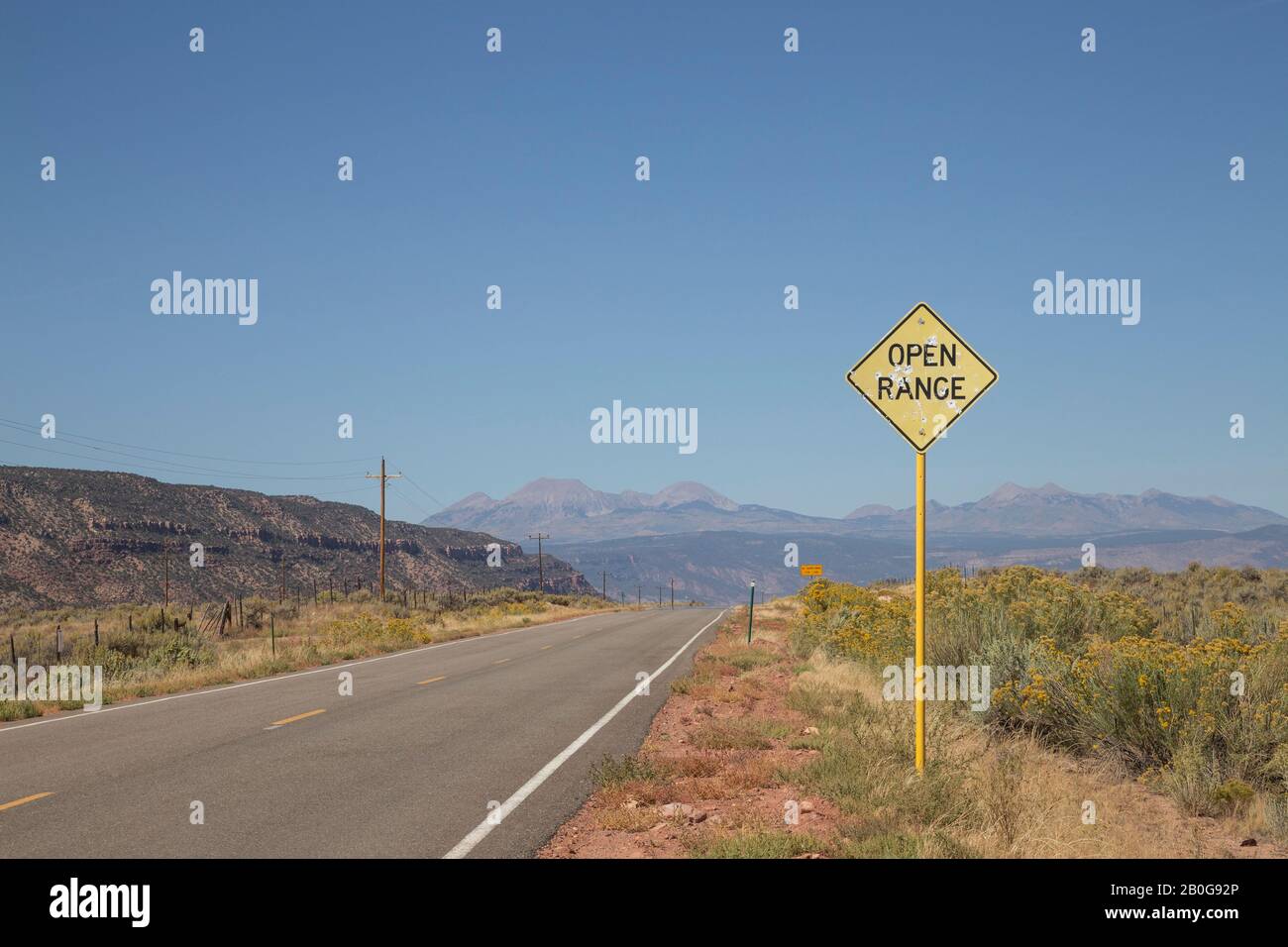 Señal de "campo abierto" en carretera vacía en el oeste de Colorado. Foto de stock