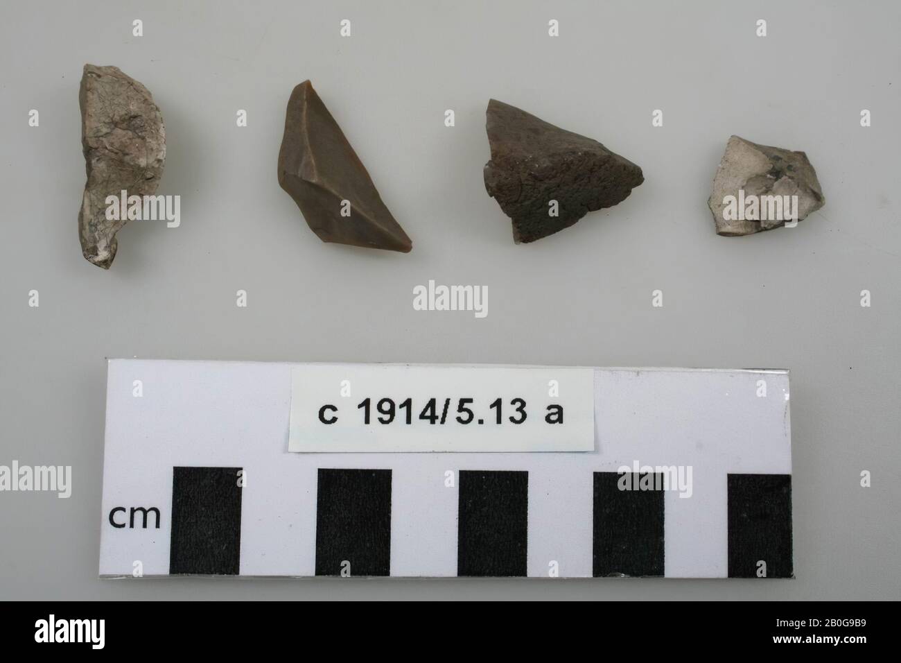 4 (fragmentos de?) herramientas de piedra, piedra, piedra, piedra, 2.6 x 2.5 x 1.3 cm (objeto más grande), prehistoria -1200 Foto de stock